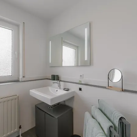 Exklusiv & Zentral: 1-zi. Mit Balkon Stellplatz *
